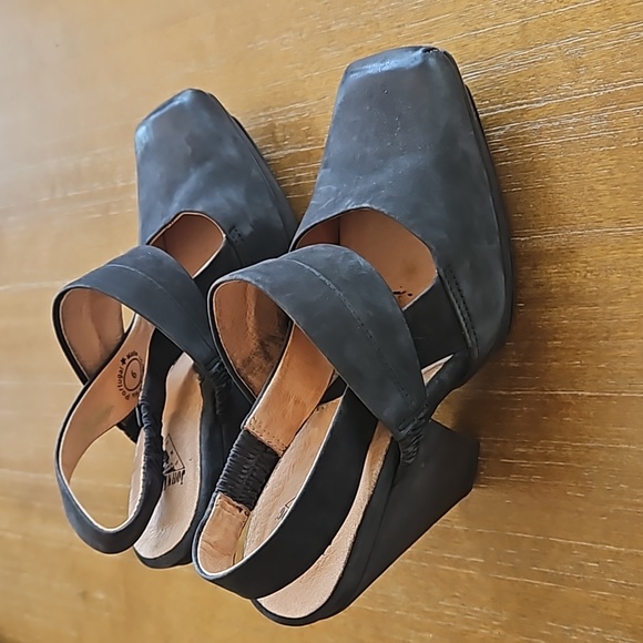 GORGEOUS  JOHN FLUEVOG SUEDE/ LEATHER  4 INCH HEELS - Picture 2 of 12